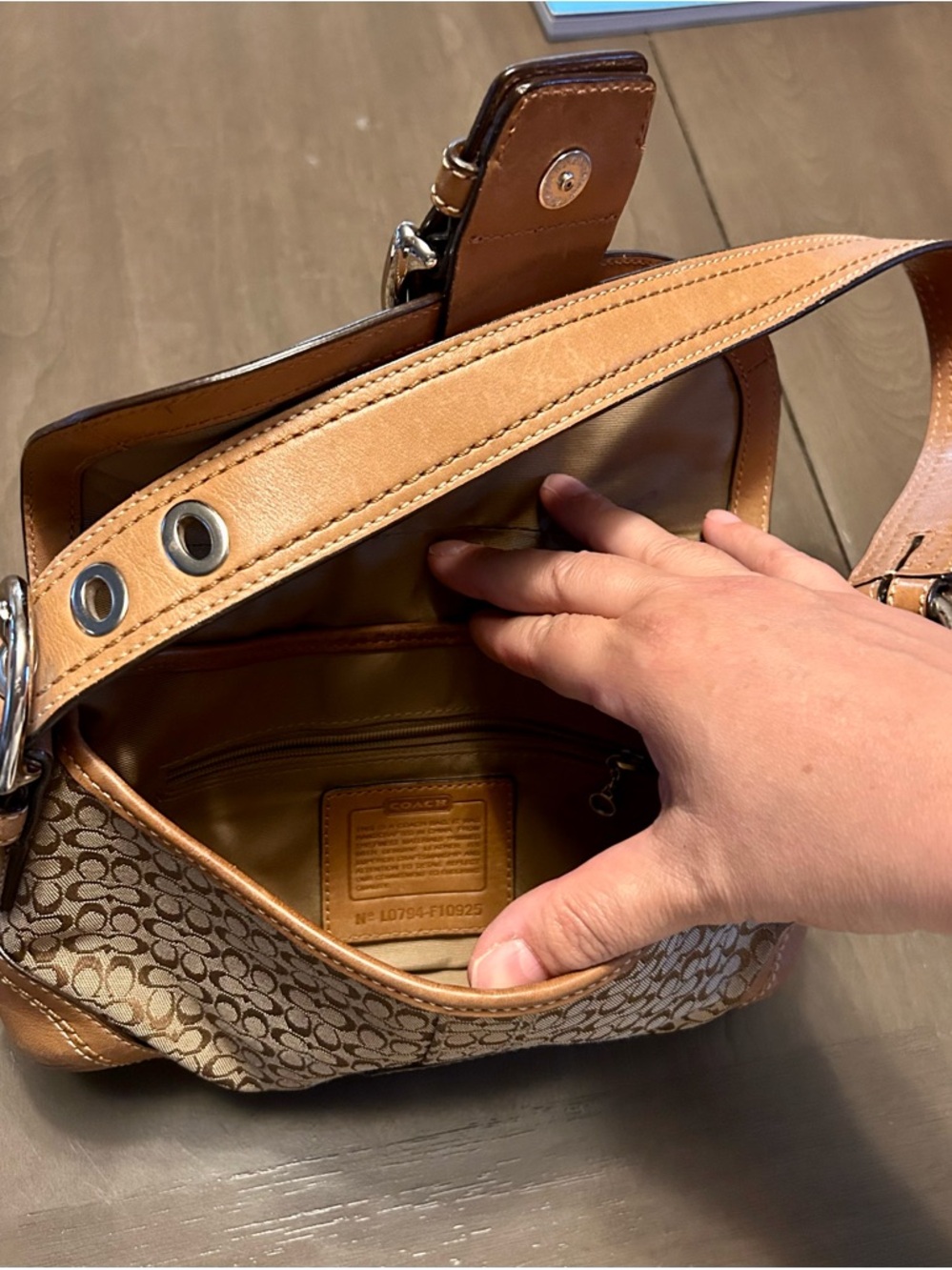 Vintage Coach F10925 Signature Canvas Shoulder Bag - Picture 3 of 13